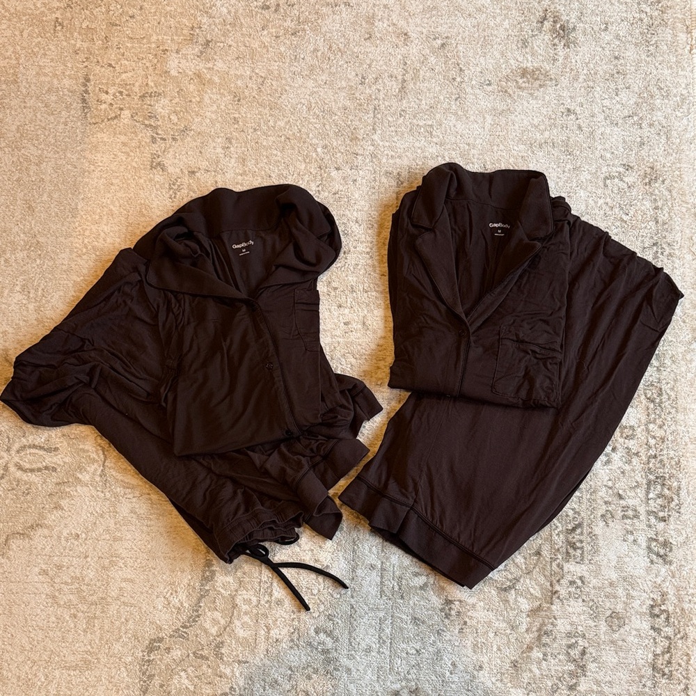 Set of two pairs of long sleeve brown gap pajamas with black piping